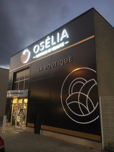 Enseigne lumineuse et habillement de façade - Osélia